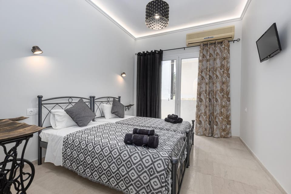 Bed, TV and multimedia, Photo of the whole room, towels, air conditioner