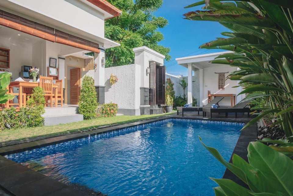 Property building, Day, Garden, Garden view, Pool view, Swimming pool, sunbed