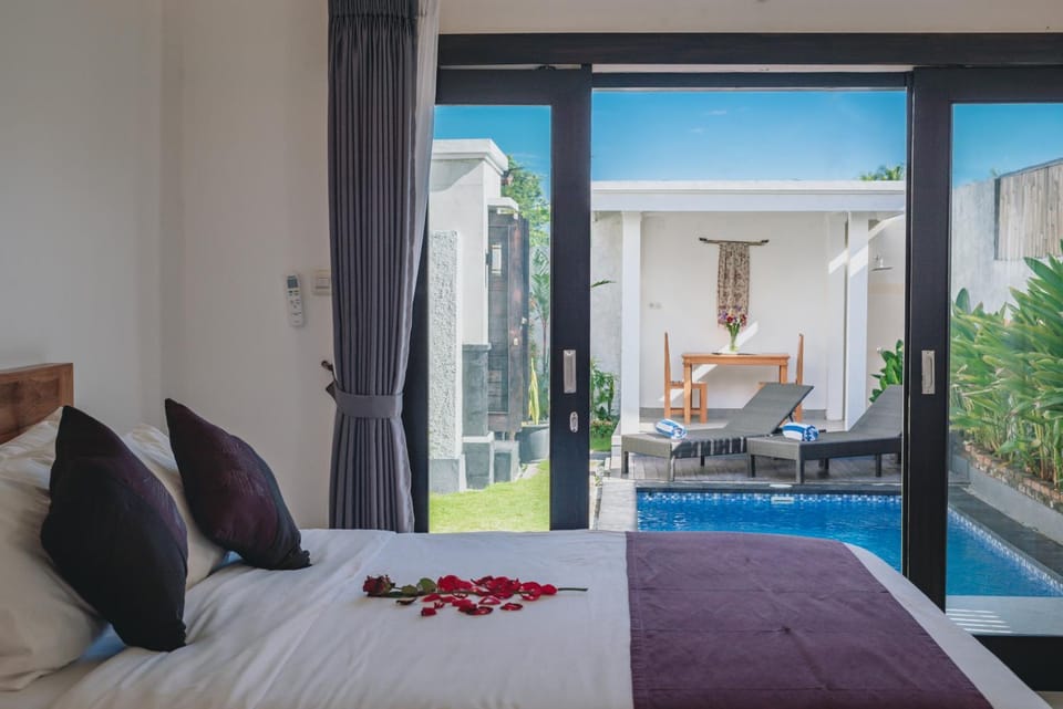 Bed, Natural landscape, Photo of the whole room, Bedroom, sunbed