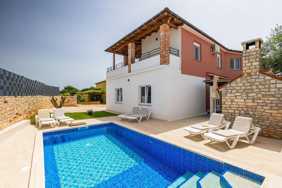 Villa mit Gym, Privatpool, BBQ House in Pula