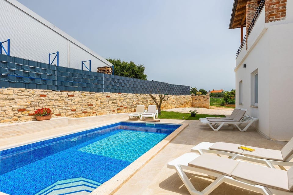 Villa mit Gym, Privatpool, BBQ House in Pula