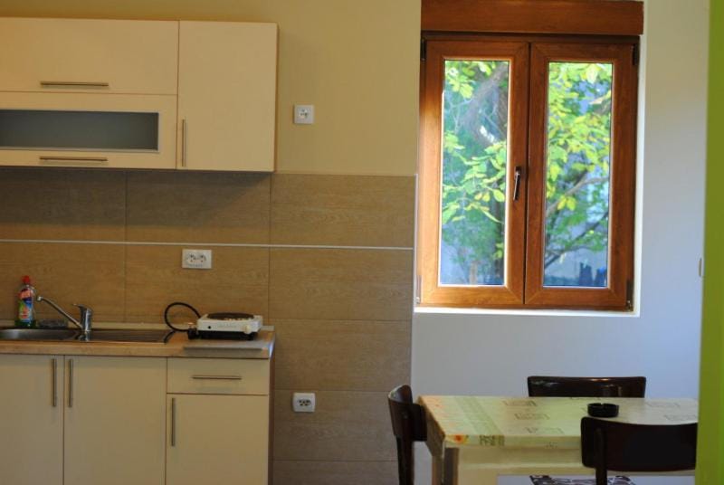 Kitchen or kitchenette, Dining area, stove