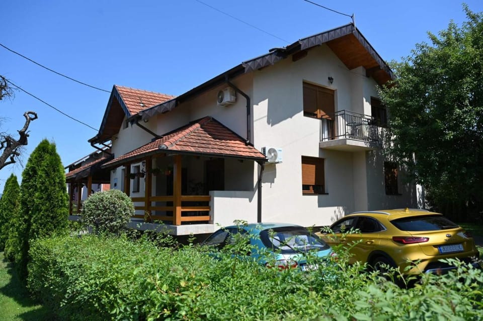 Property building, Day, Garden, Garden view, Parking