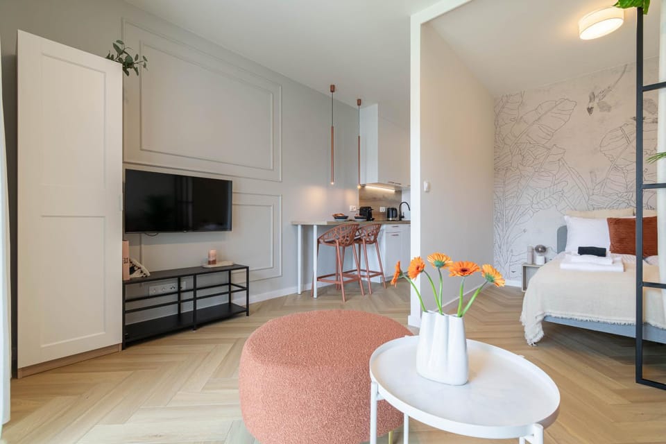 Communal lounge/ TV room, Bed, TV and multimedia, Kitchen or kitchenette, Living room, Seating area, Bedroom, wardrobe