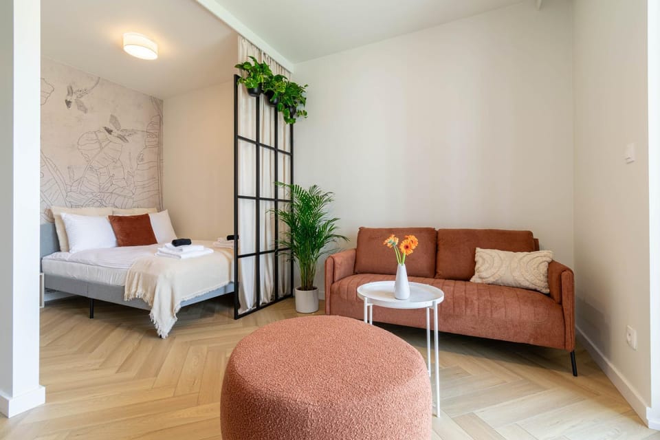 Bed, TV and multimedia, Living room, Seating area, Bedroom, internet, internet