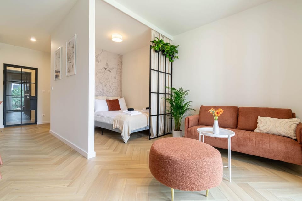 Bed, TV and multimedia, Living room, Seating area, Bedroom, internet, wardrobe