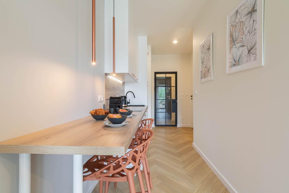 Coffee/tea facilities, Kitchen or kitchenette, Dining area, dishwasher, microwave, stove, toaster