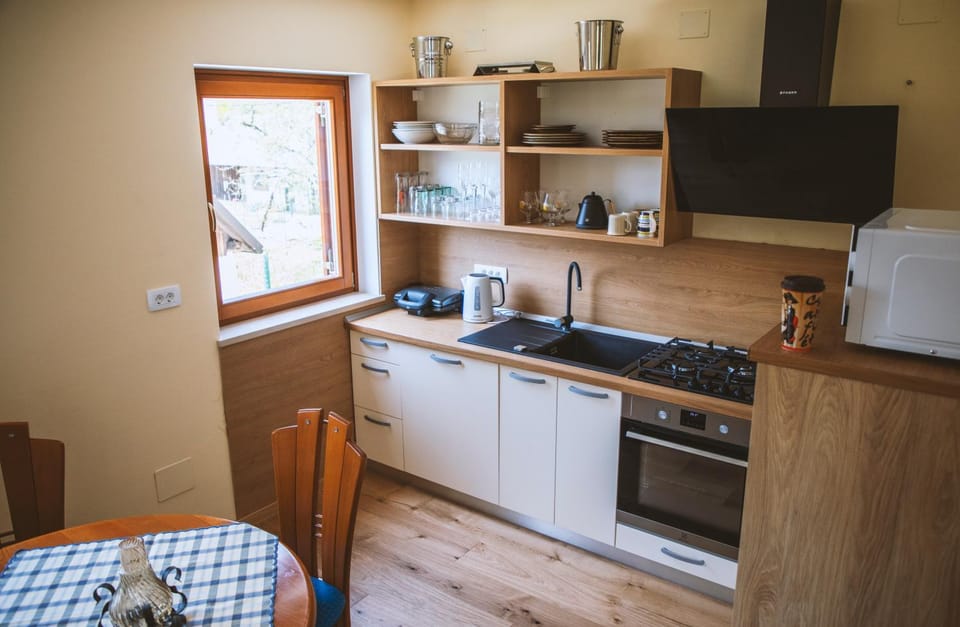 Coffee/tea facilities, Kitchen or kitchenette, Dining area, stove