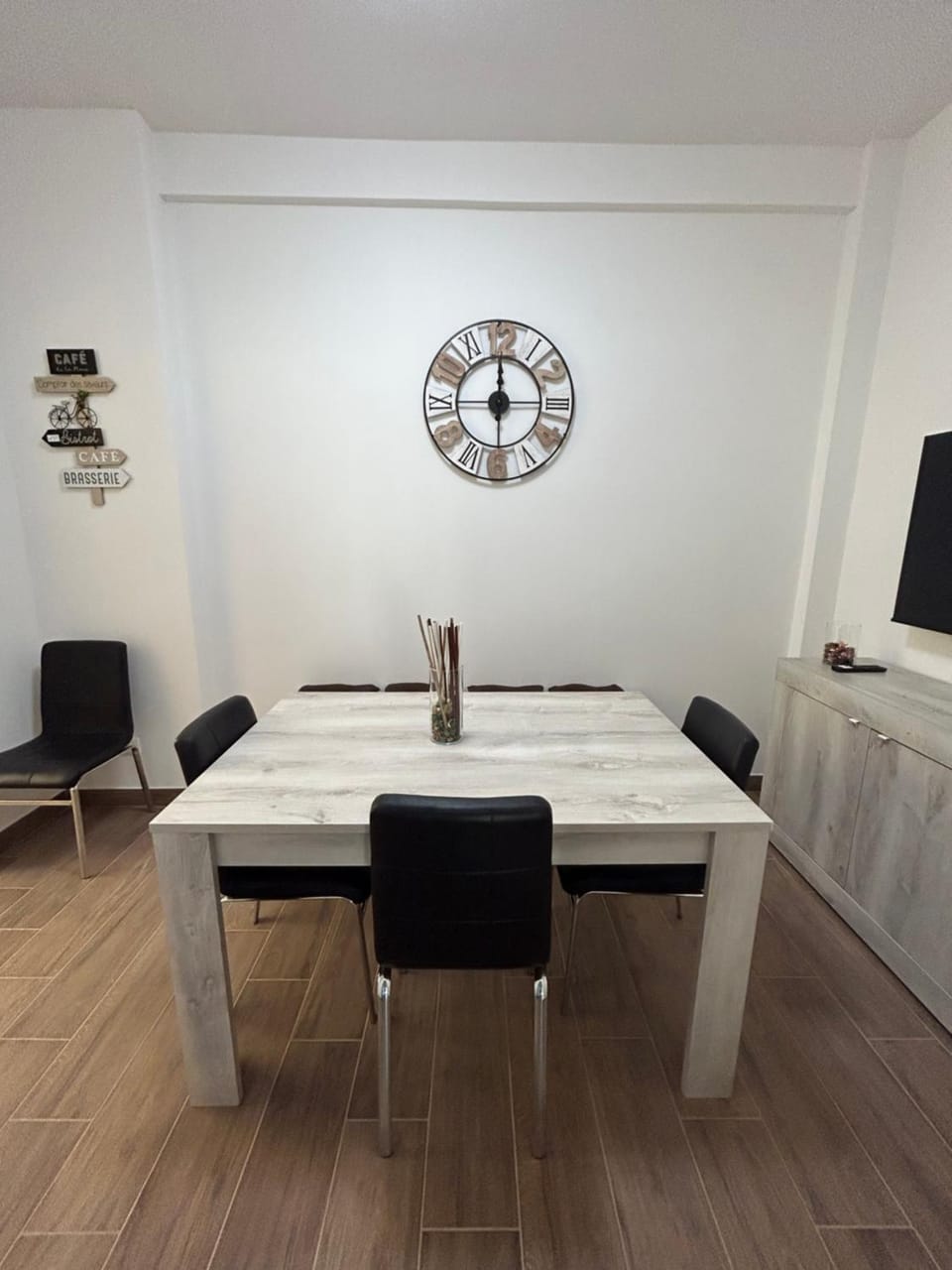 TV and multimedia, Living room, Seating area, Dining area