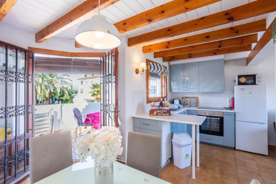 Gorgeous, sunny apartment with mountain views Apartment in Marina Alta