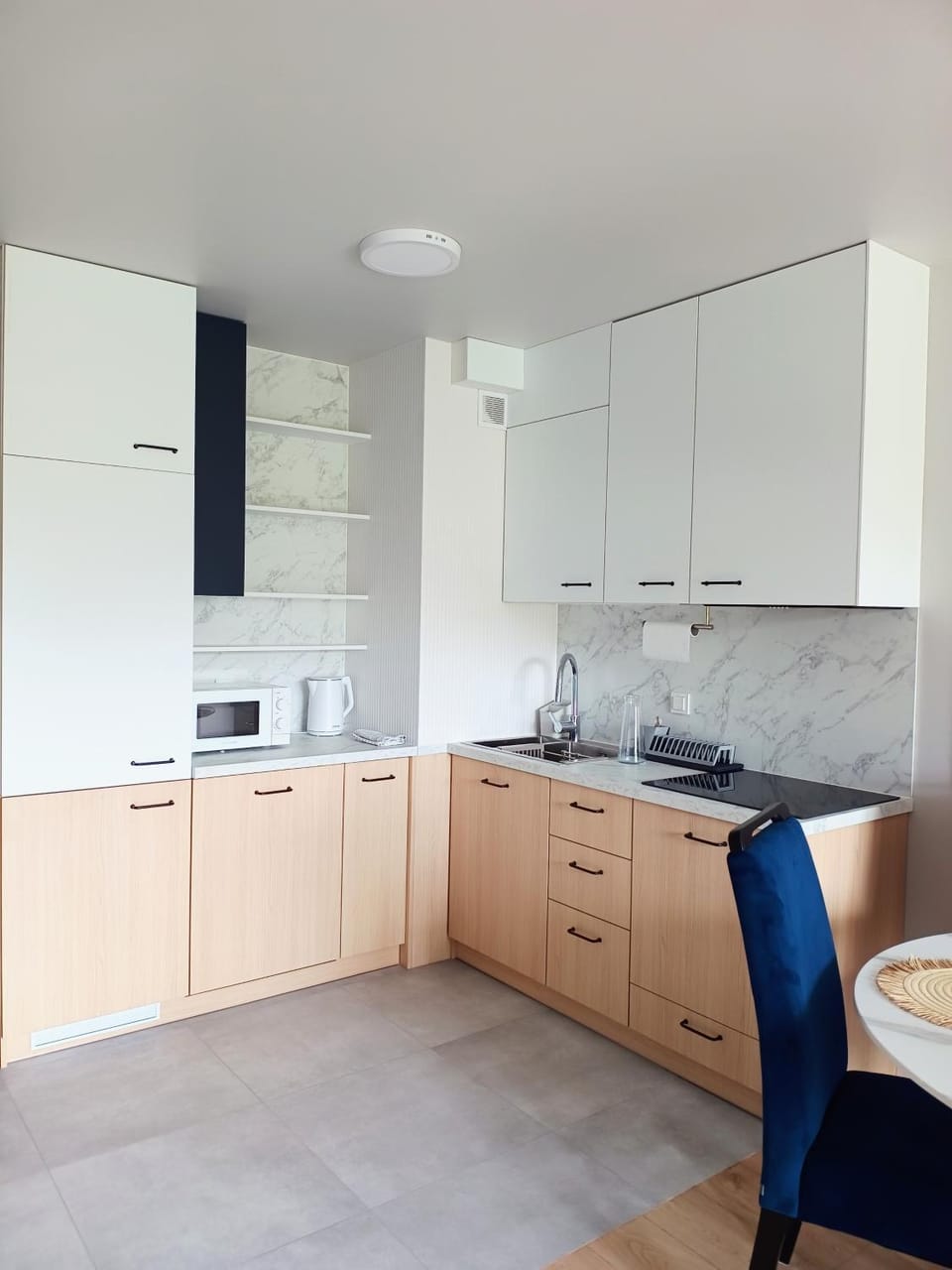 Kitchen or kitchenette, dishwasher, stove