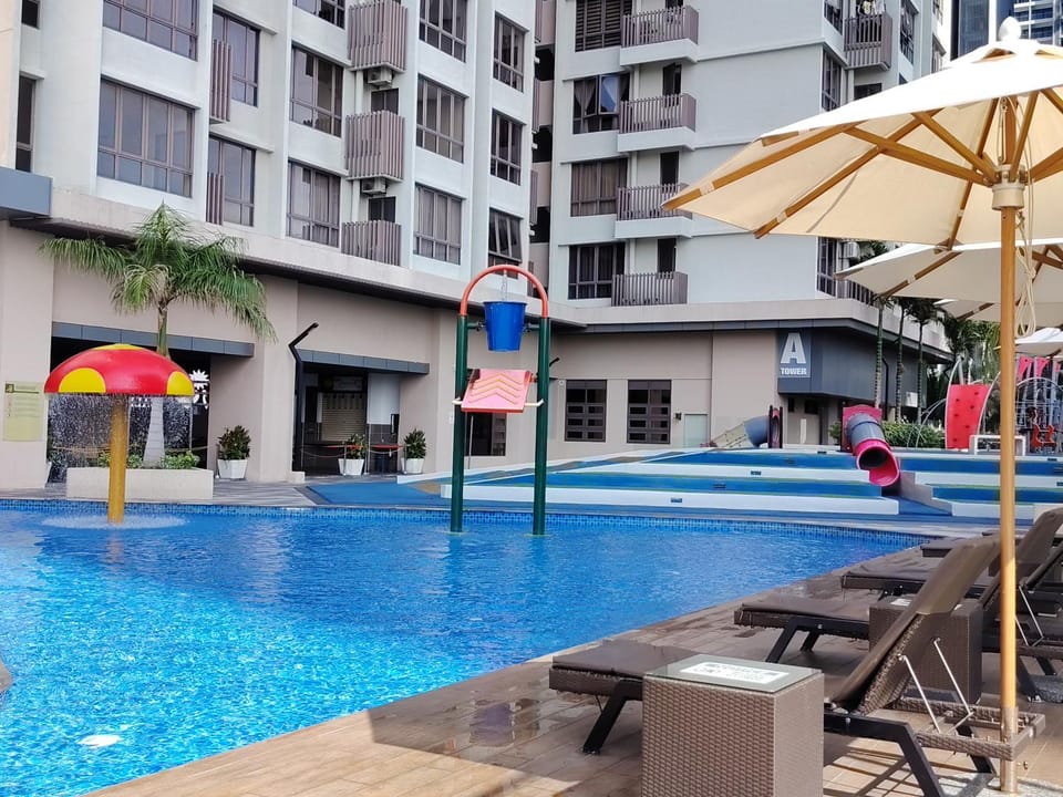 Swimming pool, sunbed