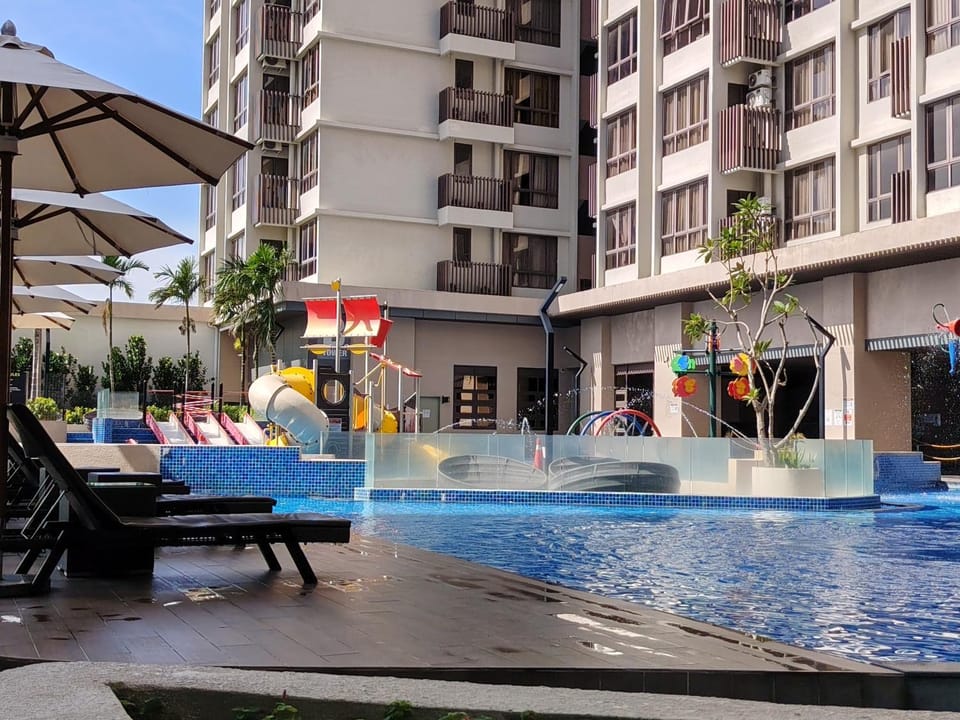 Pool view, Swimming pool, sunbed