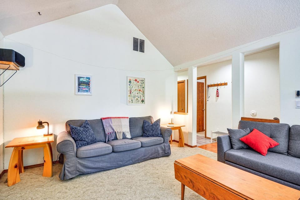 Steps to River! Rhododendron Family Retreat House in Mount Hood Village