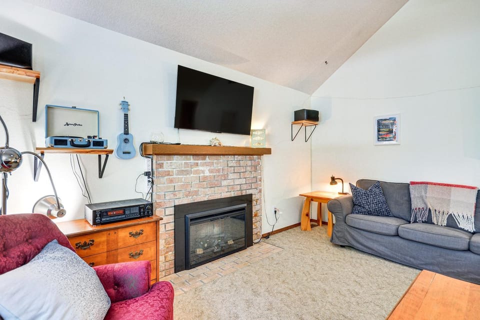 Steps to River! Rhododendron Family Retreat House in Mount Hood Village