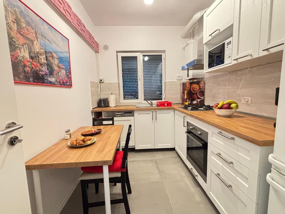 Kitchen or kitchenette, Food and drinks, Dining area, Food, dishwasher, oven, stove