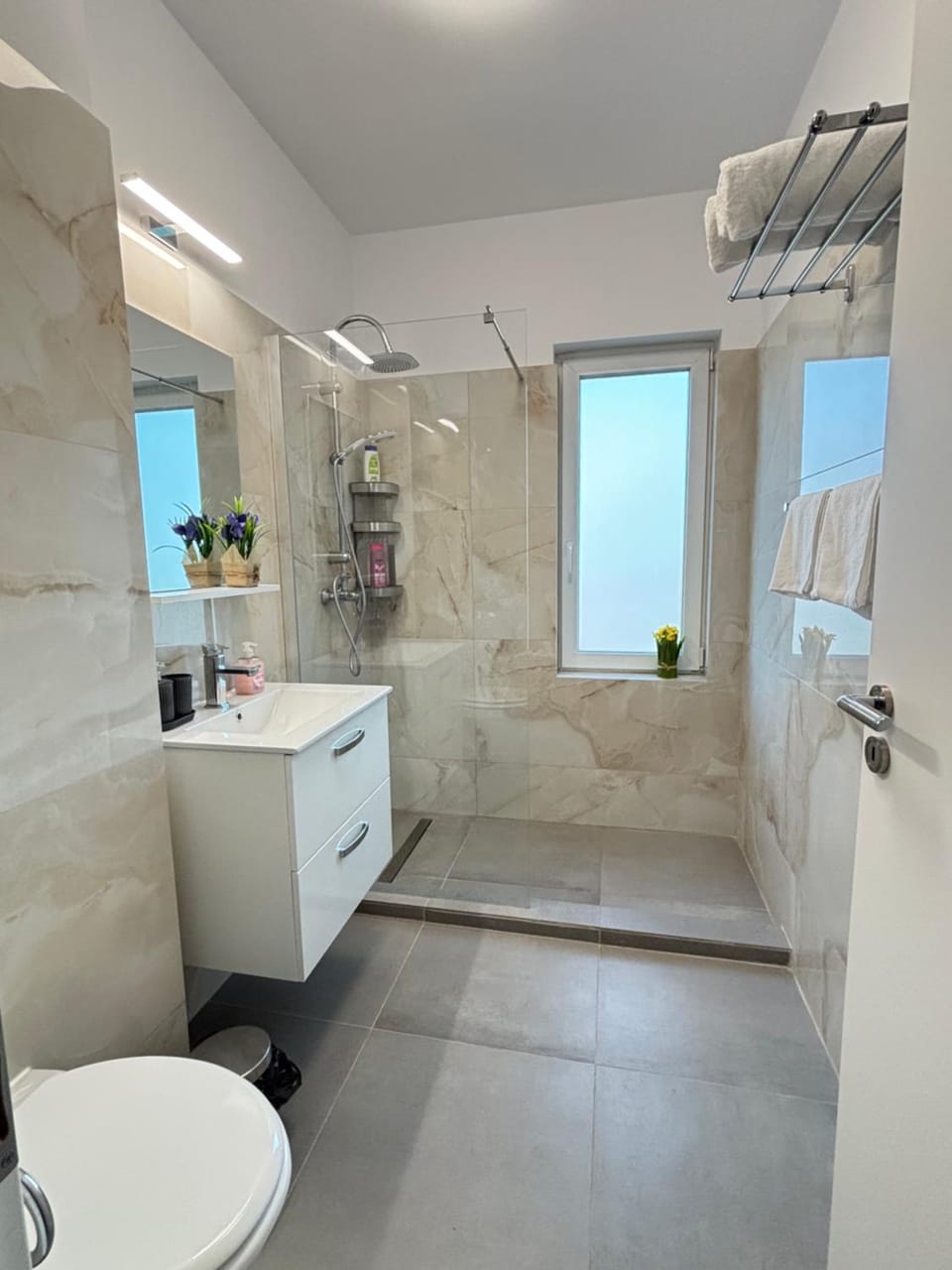 Shower, Toilet, Bathroom, towels