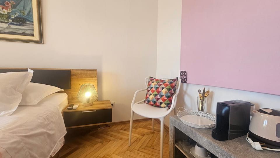Bed, Coffee/tea facilities, Photo of the whole room, Seating area, Bedroom