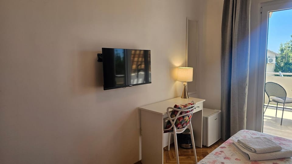 Bed, TV and multimedia, Photo of the whole room, Bedroom