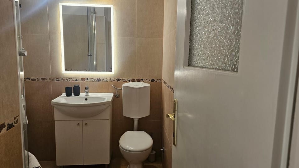 Shower, Toilet, Bathroom, towels
