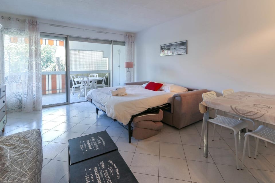 Studio in Antibes with AC Terrace & Pool - BENAKEY Apartment in Antibes
