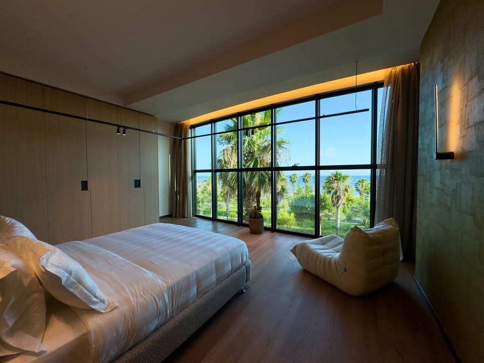 Bed, View (from property/room), View (from property/room), Seating area, Bedroom, City view, City view, Sea view, Sea view, wardrobe