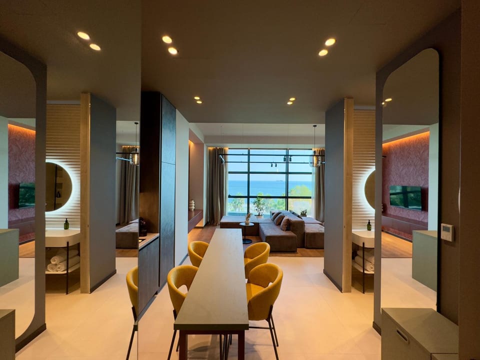 View (from property/room), Photo of the whole room, Seating area, City view, Sea view