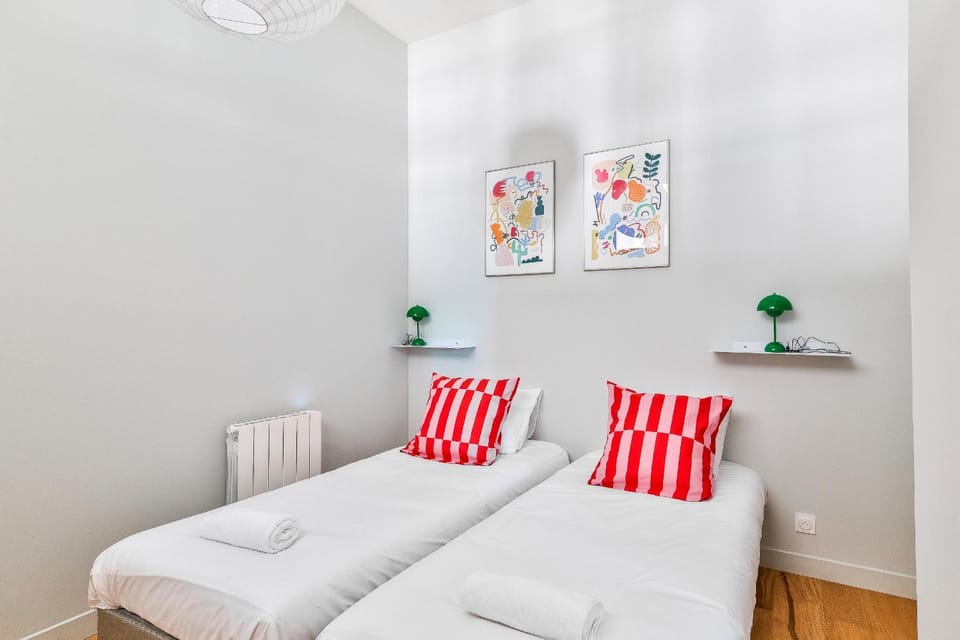 Bed, Photo of the whole room, towels