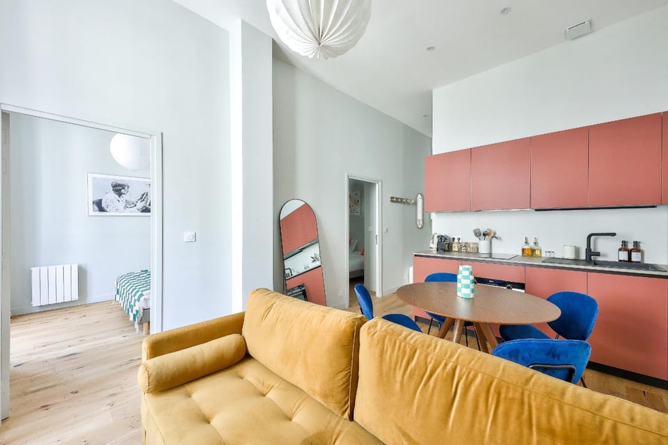 Coffee/tea facilities, Kitchen or kitchenette, Living room, Seating area, Dining area, stove
