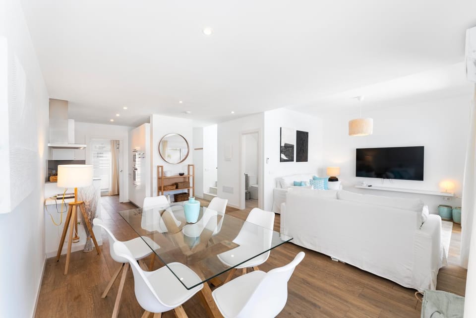 Communal lounge/ TV room, TV and multimedia, Seating area, Dining area