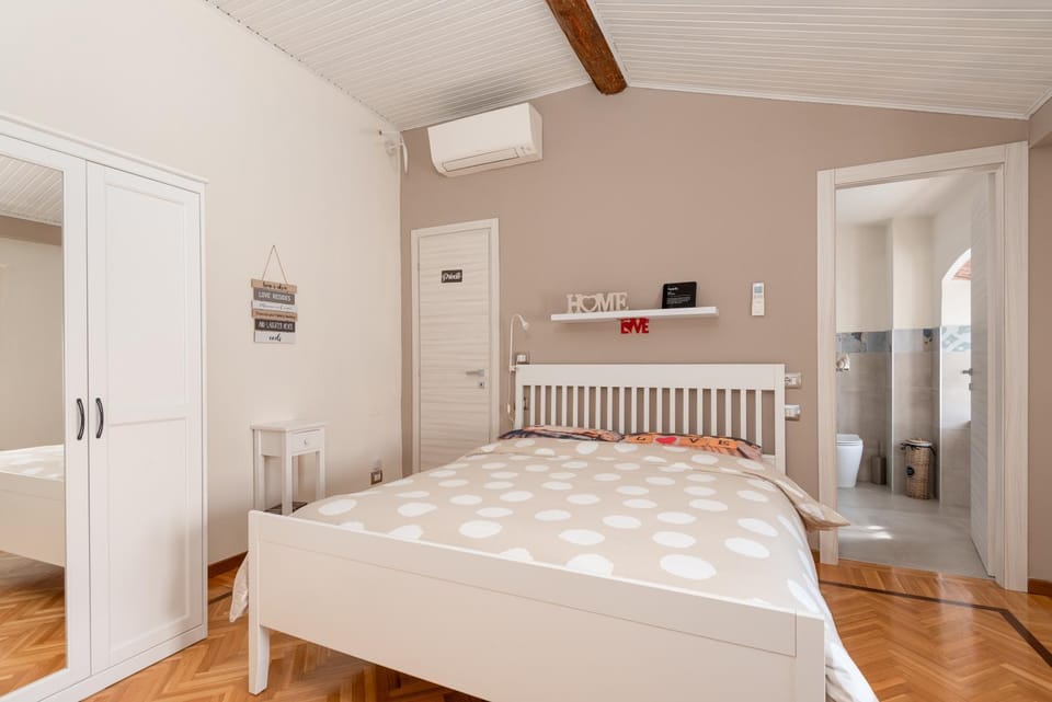 Bed, Bedroom, cot, air conditioner