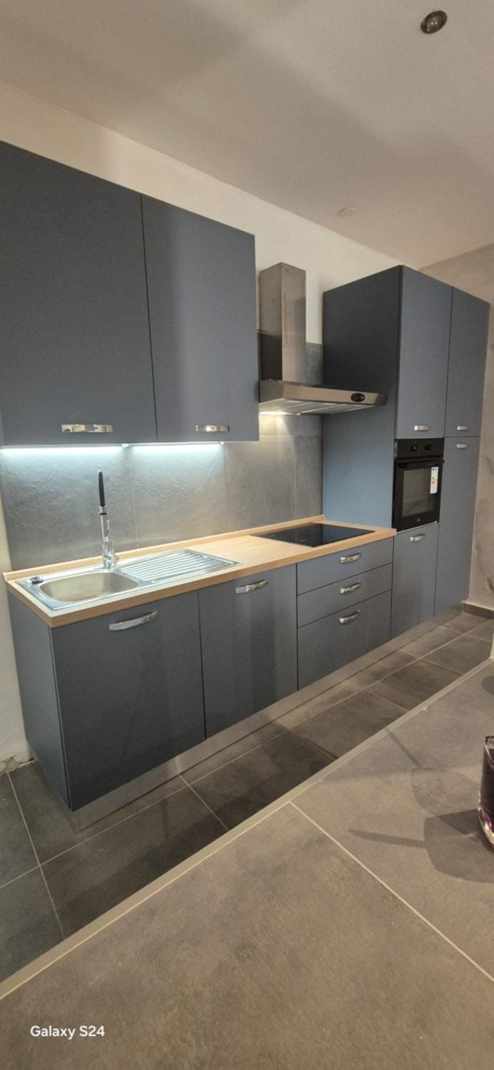 Kitchen or kitchenette, stove, Internal: Not applicable to any particular room