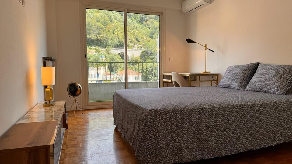 Bed, Photo of the whole room, Bedroom, air conditioner
