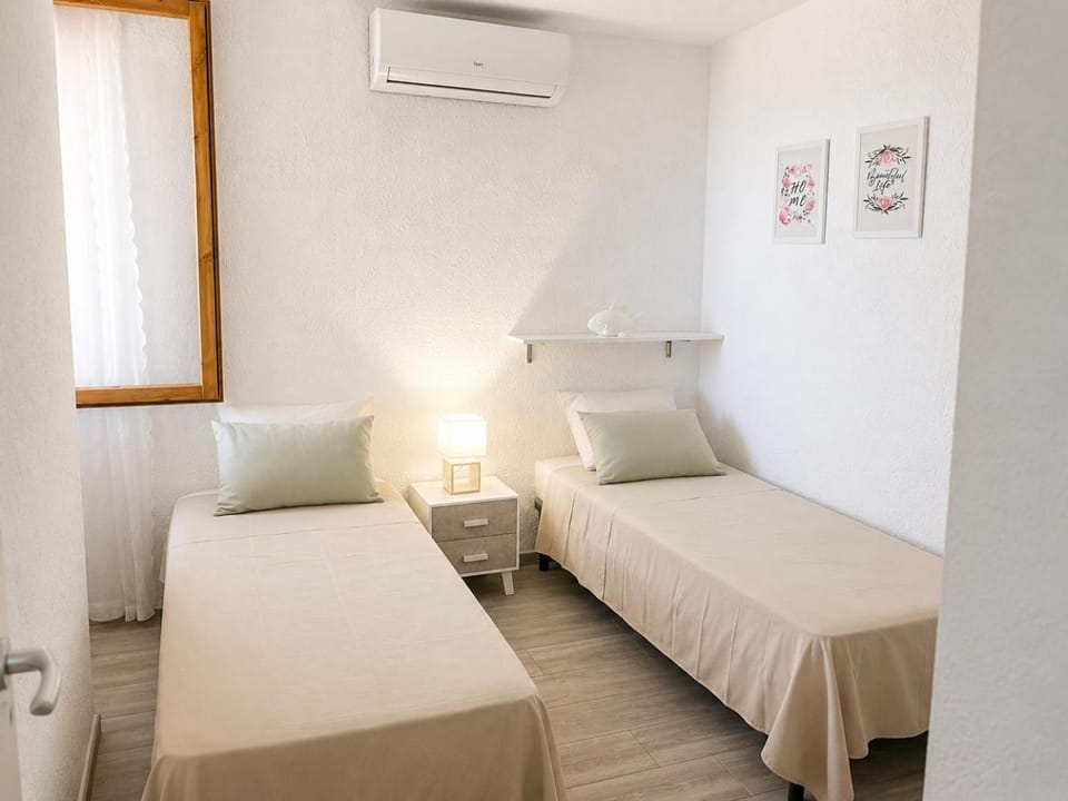 Bed, Photo of the whole room, Bedroom, air conditioner