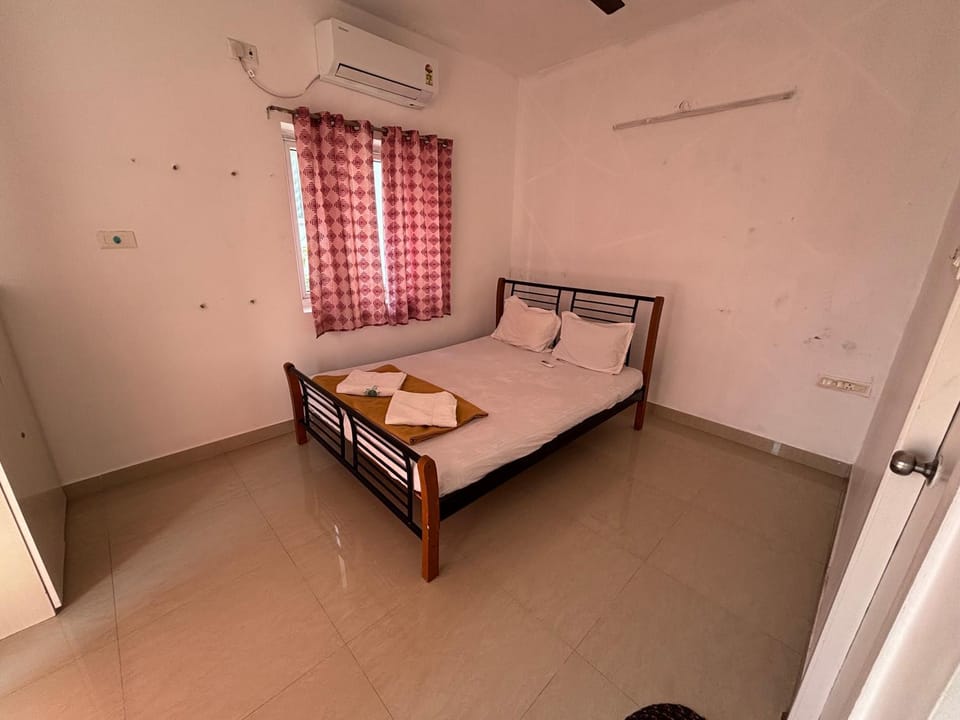 Bed, Bedroom, towels, air conditioner