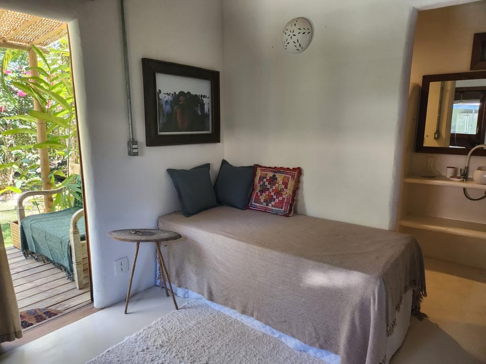 Bed, Photo of the whole room, Seating area