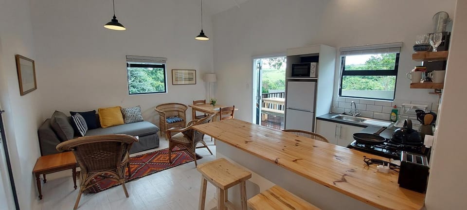 Coffee/tea facilities, Kitchen or kitchenette, Living room, Seating area, Dining area