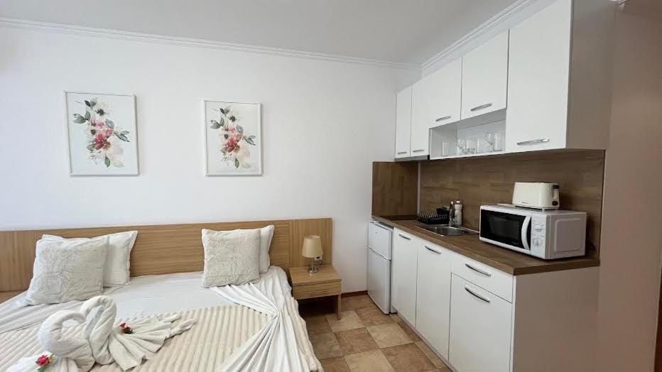 Bed, Kitchen or kitchenette, toaster