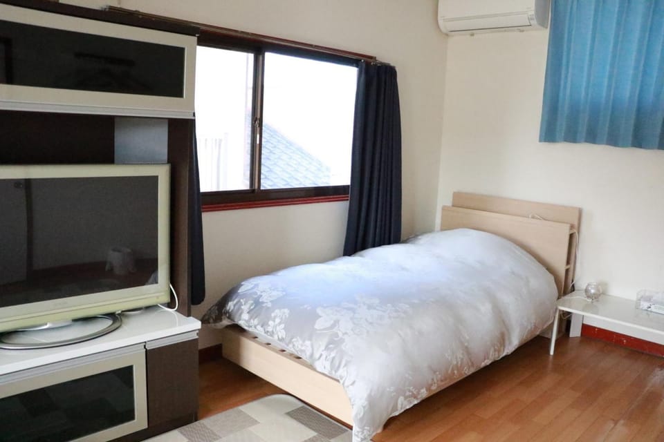 Bed, TV and multimedia, air conditioner