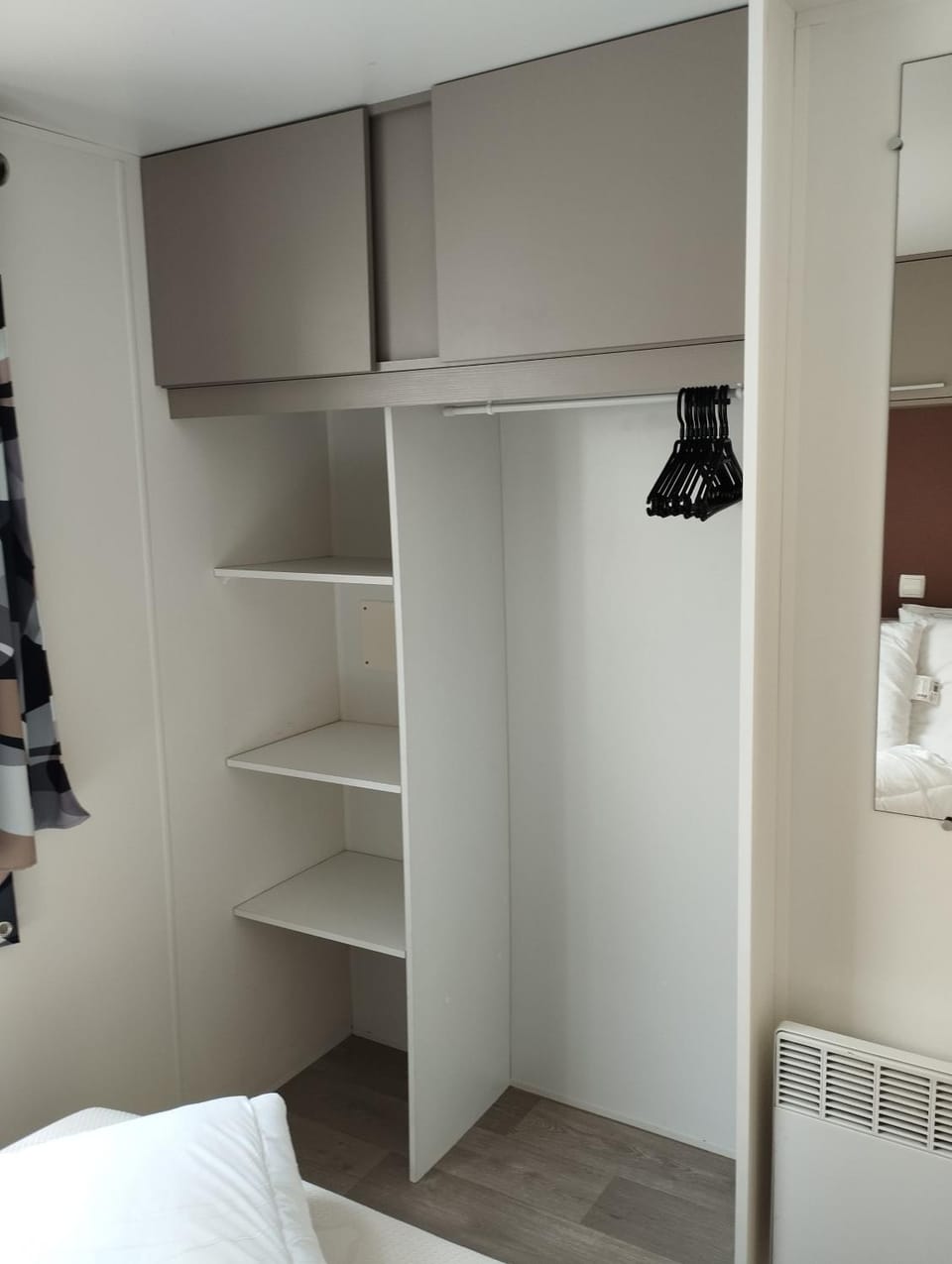Photo of the whole room, Bedroom, wardrobe