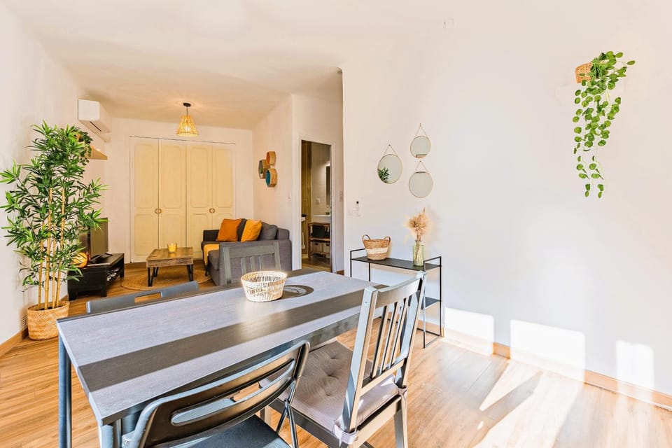 TV and multimedia, Living room, Decorative detail, Seating area, Dining area, internet, wardrobe, air conditioner, air conditioner