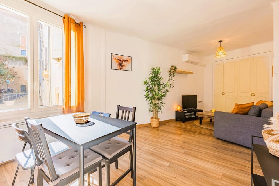 TV and multimedia, Living room, Decorative detail, Seating area, Dining area, internet, wardrobe, air conditioner, air conditioner