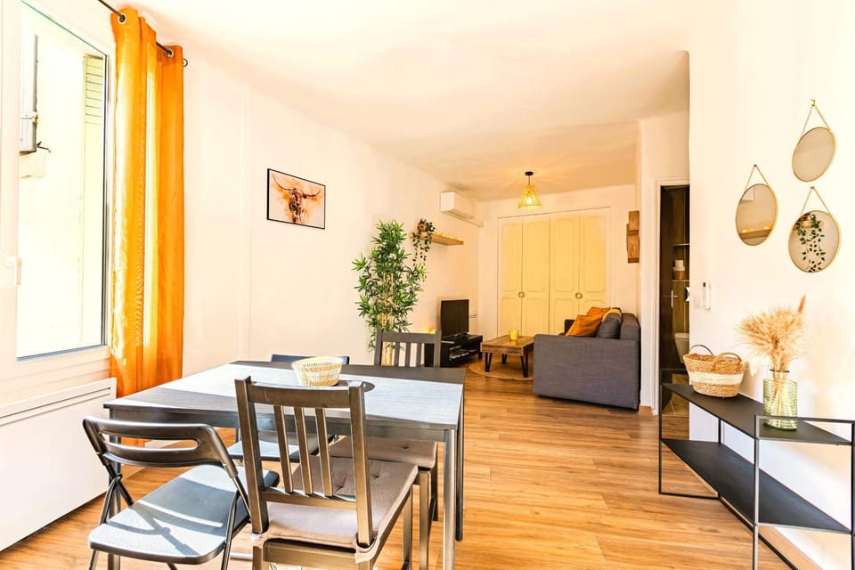 TV and multimedia, Living room, Decorative detail, Seating area, Dining area, internet, wardrobe, air conditioner, air conditioner