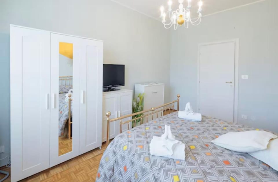 Bed, TV and multimedia, Photo of the whole room, Bedroom, towels, wardrobe