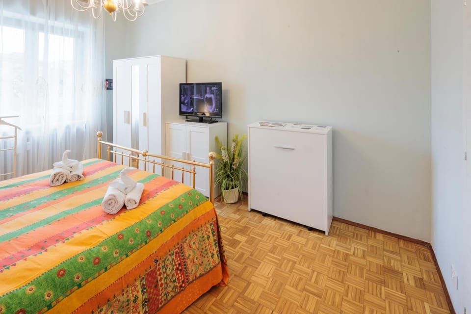 Bed, TV and multimedia, Photo of the whole room, wardrobe