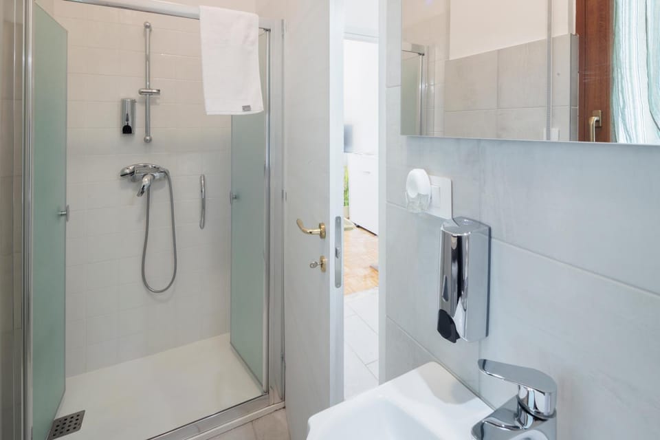 Shower, Bathroom, towels