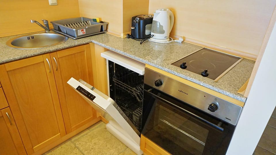 Coffee/tea facilities, Kitchen or kitchenette, dishwasher, stove, toaster