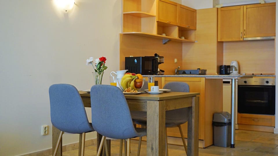 Coffee/tea facilities, Kitchen or kitchenette, Dining area, stove, toaster