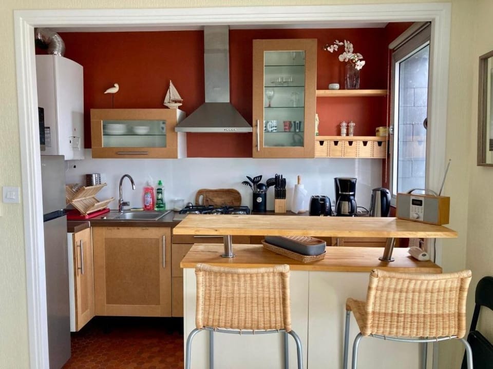 Kitchen or kitchenette, Lounge or bar