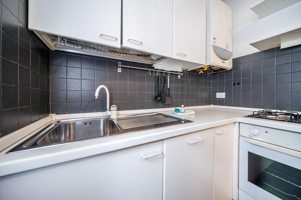 Kitchen or kitchenette, dishwasher, stove